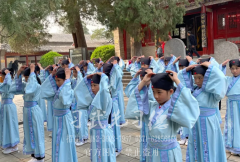 少林小龙武校学生复古宋代儒生“黄河文化月”活动