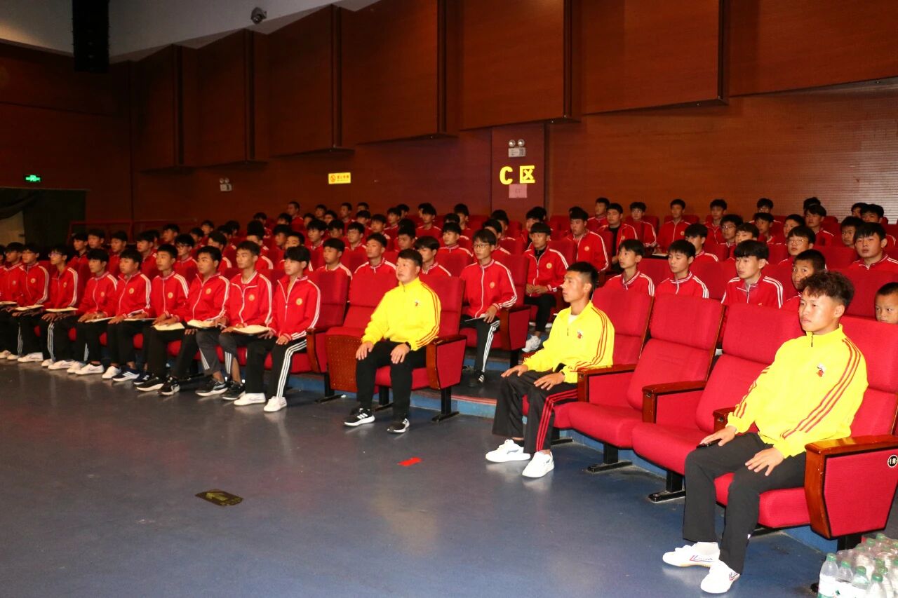 少林小龙武校召开2025年度班干部培训会议 以“十要十不要”筑牢班长职责根基