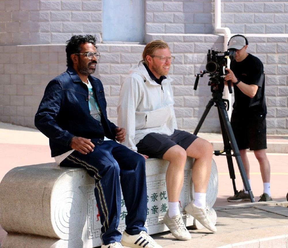 英国纪录片摄制组走进河南少林小龙武校 镜头定格少林武术磅礴风采