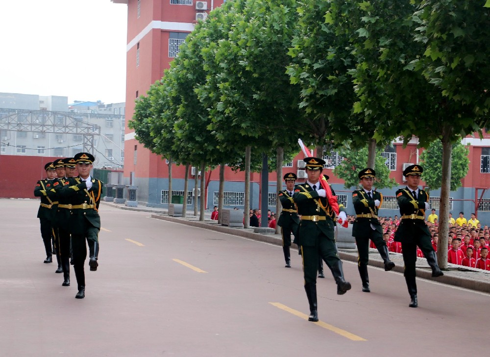 致敬劳动荣光 筑梦武韵青春｜河南少林小龙武校举行迎五一主题升旗仪式