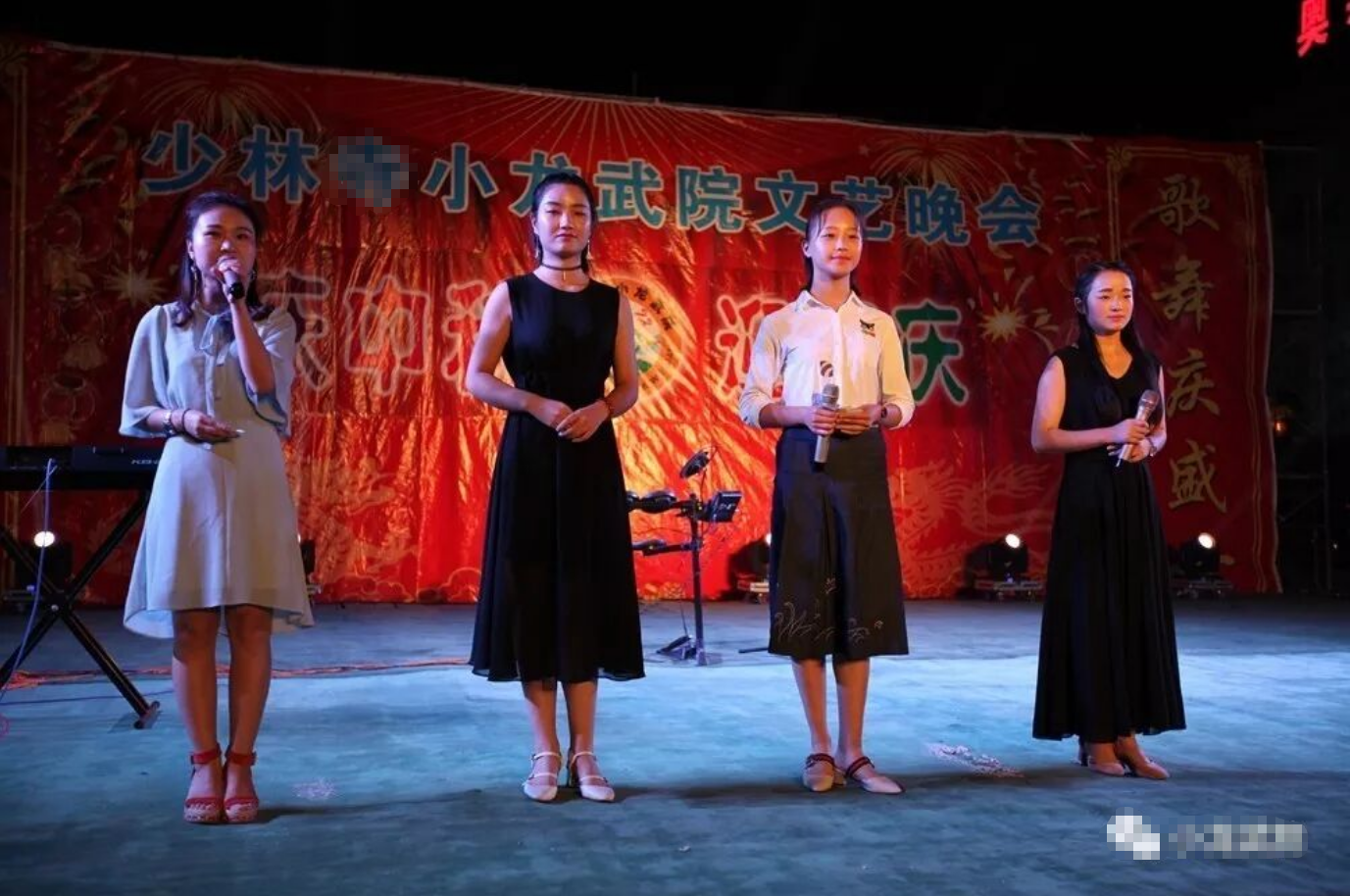 少林小龙武院举办“庆国庆迎中秋”联欢晚会