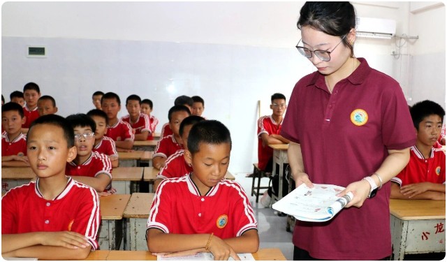 河南少林小龙武校锦旗寄师恩,温情育桃李 记小学部教师张佳慧