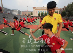 少林小龙武校的学员们向教练们致敬，感恩！