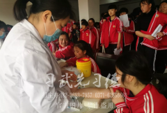 少林小龙武校邀请医务人员为新生进行健康体检