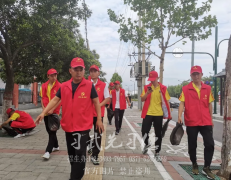 少林小龙武校党员志愿者清洁城市环境，助推登封市精神文明建设