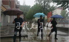 少林小龙武校强化安全防范工作党总支校委会组织联合排查