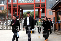 《亮剑》主角楚云飞饰演者来少林小龙武校进行参观访问